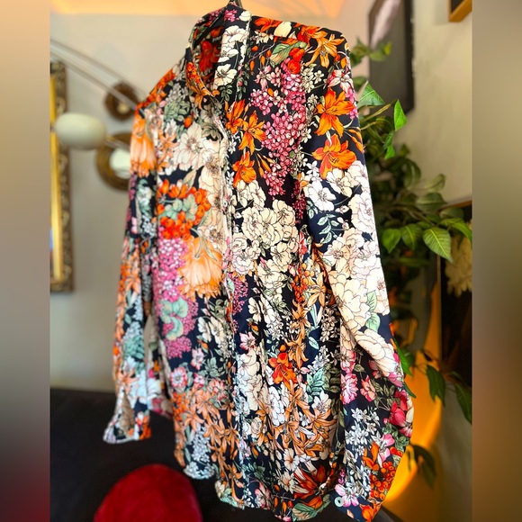 Mixed flower pattern button down women’s shirt. 
Size: N/A - Picture 5 of 6